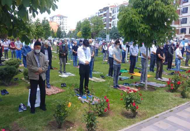 Eskişehir'de, koronavirüs nedeniyle toplu ibadete kapalı olan camilerde kısıtlamanın kaldırılmasının ikinci haftasında da vatandaşlar camilere akın etti. (Fotoğraflar: Mert Ergenç, Haber: Hilal Köver)