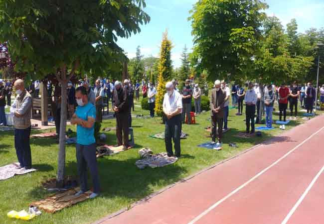 Eskişehir'de, koronavirüs nedeniyle toplu ibadete kapalı olan camilerde kısıtlamanın kaldırılmasının ikinci haftasında da vatandaşlar camilere akın etti. (Fotoğraflar: Mert Ergenç, Haber: Hilal Köver)