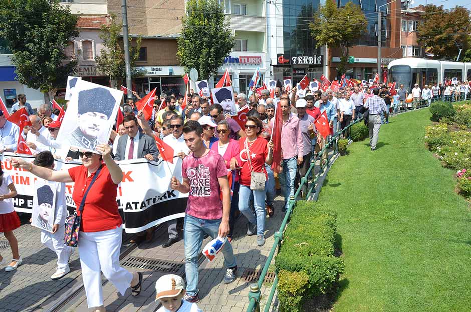 Eskişehir'de, 30 Ağustos Zafer Bayramı ve Türk Silahlı Kuvvetleri Günü dolayısıyla, "Cumhuriyet ve Demokrasi Yürüyüşü" düzenlendi.