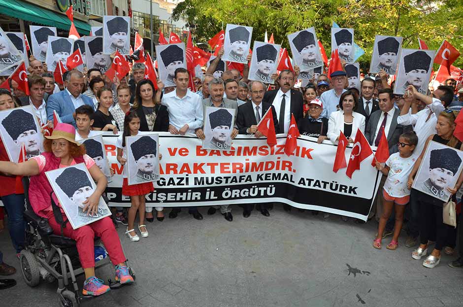 Eskişehir'de, 30 Ağustos Zafer Bayramı ve Türk Silahlı Kuvvetleri Günü dolayısıyla, "Cumhuriyet ve Demokrasi Yürüyüşü" düzenlendi.