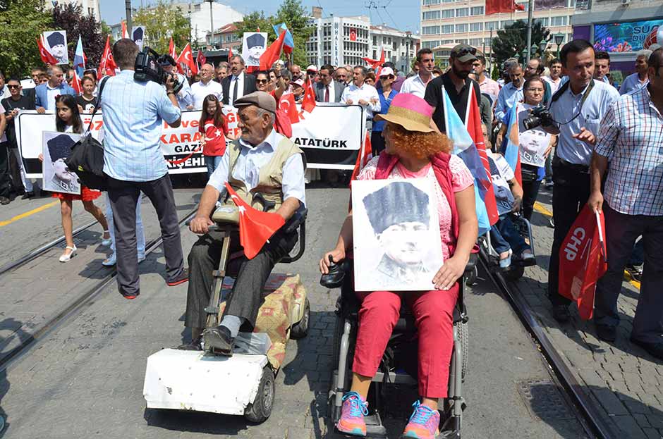 Eskişehir'de, 30 Ağustos Zafer Bayramı ve Türk Silahlı Kuvvetleri Günü dolayısıyla, "Cumhuriyet ve Demokrasi Yürüyüşü" düzenlendi.