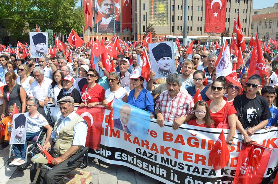 Eskişehir'de, 30 Ağustos Zafer Bayramı ve Türk Silahlı Kuvvetleri Günü dolayısıyla, "Cumhuriyet ve Demokrasi Yürüyüşü" düzenlendi.