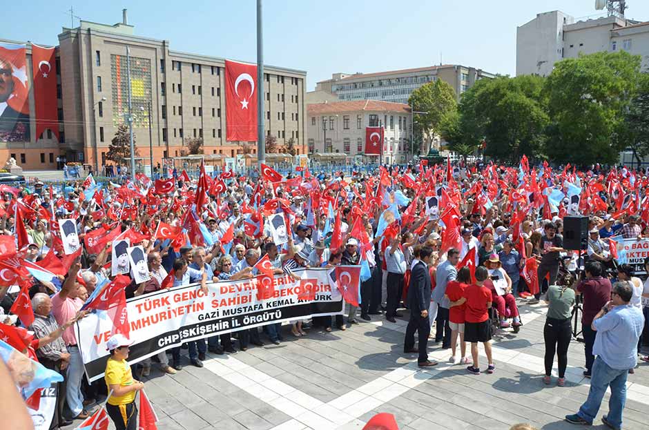 Eskişehir'de, 30 Ağustos Zafer Bayramı ve Türk Silahlı Kuvvetleri Günü dolayısıyla, "Cumhuriyet ve Demokrasi Yürüyüşü" düzenlendi.