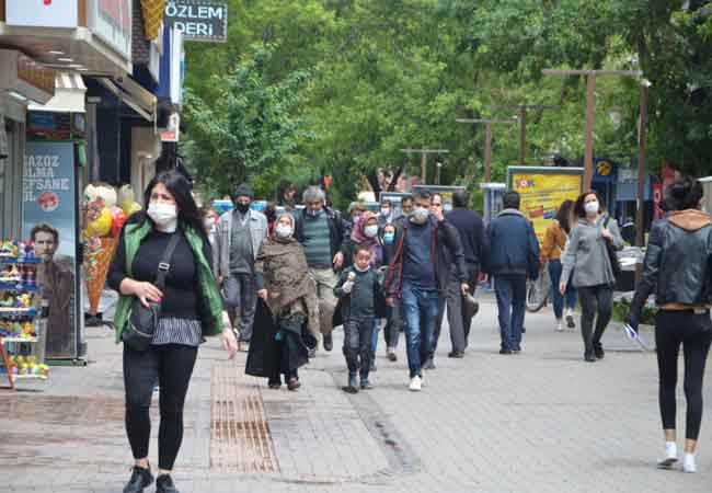 İçişleri Bakanlığı tarafından ilan edilen Ramazan Bayramı boyunca 81 ilde sokağa çıkma kısıtlamasının sona ermesinin ardından Eskişehirliler her kısıtlama sonrası olduğu gibi kendilerini yine sokağa attı. (Esra Ünlü)