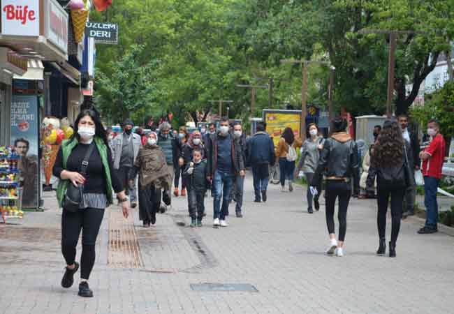 İçişleri Bakanlığı tarafından ilan edilen Ramazan Bayramı boyunca 81 ilde sokağa çıkma kısıtlamasının sona ermesinin ardından Eskişehirliler her kısıtlama sonrası olduğu gibi kendilerini yine sokağa attı. (Esra Ünlü)