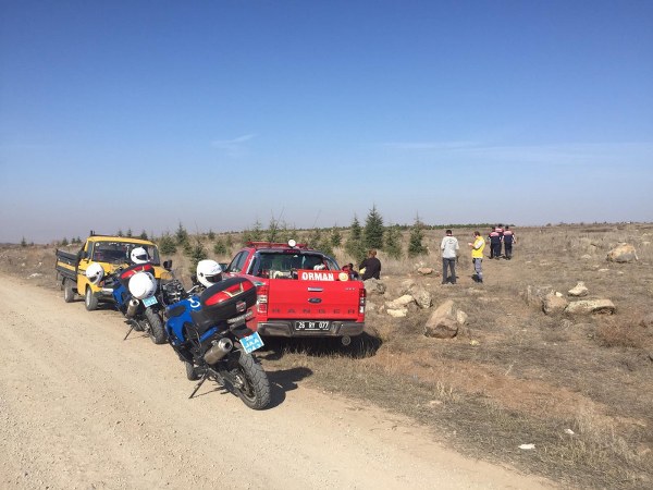 Yapılan incelemede 290 metre uzunluğunda tel çiti söktükleri ve 67 adet demir kazığı sökerek bir kısmını kamyonete yükledikleri görüldü.