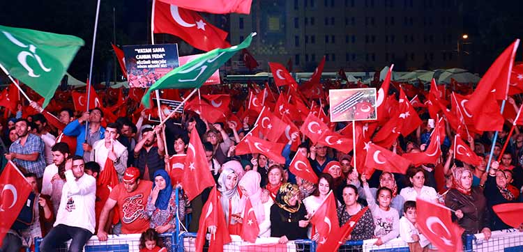 Eskişehir'de demokrasi nöbeti sürüyor