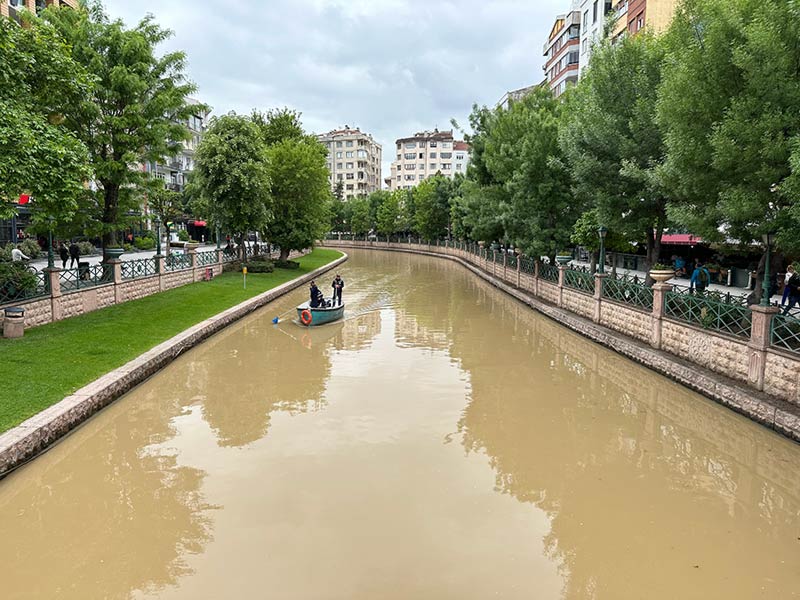 Kahverengiye dönen Porsuk Çayı üzerinde ailesiyle birlikte fotoğraf çektiren Süheyla Savaş, bu rengin de Porsuk’a çok yakıştığını söyledi. Eskişehir’den ayrılmasına rağmen sosyal medya üzerinden takip etmeye devam eden Savaş, “Yağışlar suyun rengini değiştirsin, ayrı bir güzel oluyor. Mutlu olun böyle olduğundan. Kendi rengi olan yeşil de çok güzel ama bu toprak rengi, bereket rengi, varsın olsun yeşil rengine geri döner. Yağışlardan memnuz tabi, kuraklık vardı. Daha da bol yağsın isterim” dedi.