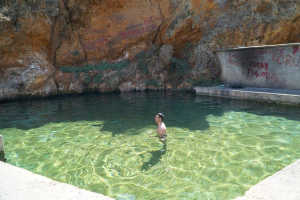 Konuyla ilgili bilgiler veren Yalınlı Mahalle Muhtarı Bilal Şık, belirtilen doğal kaynağın halk arasından tarihi bir hamam olarak nitelendirildiğini söyledi. Çıkan suyun çok eski olduğuna değinen Bilal Şık “Bundan 15 yıl önce masraf ederek havuz şeklinde bir bakım yaptık. Yazın çok gelenler var. Bakıma ihtiyacı var. Kendi haline bırakılmış. Gelenler direkt giriyorlar. Ücret yok. Romatizmaya, yaraya karşı iyi geldiğine ben şahit oldum. Yaşlılar, şifa buluyorlarmış” dedi.