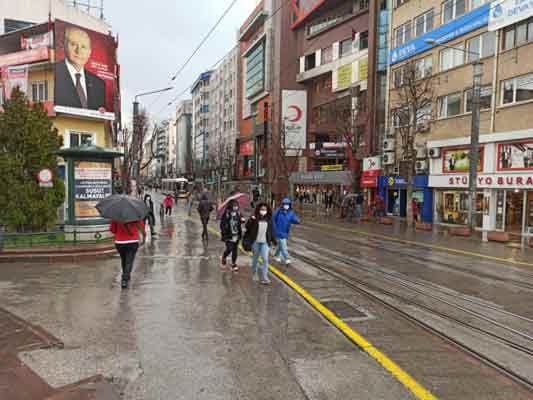 Çoğunluk ise yağışların geçmesini saçak altı ve kapalı yerlerde bekledi.