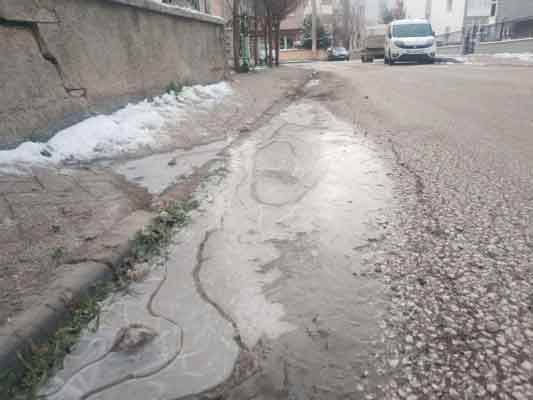 Beklenen en düşük hava sıcakları ise, pazar günü eksi 3, pazartesi eksi 8, salı eksi 13 ve çarşamba eksi 12 derece olarak tahmin ediliyor.