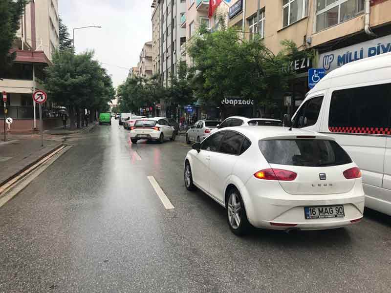 Arabasının dörtlülerini yakan her sürücünün şeritlere park etme hakkı olduğunu düşündüğünü söyleyen çevre esnafı ve vatandaşlar, sürücülerin diğer vatandaşların hakkını yediğini ve çözüm için beklemeye devam edeceklerini vurguladılar.