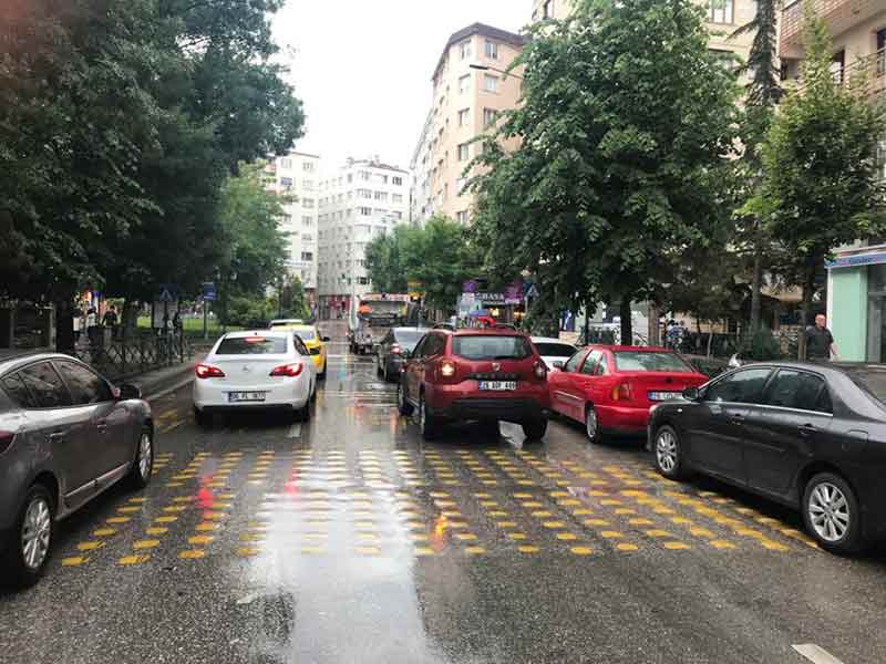 Eskişehir’de araç trafiğinin en yoğun caddelerde sürücüler tarafından ikinci şeritlere bırakılan araçlar, trafik sıkışıklığı oluşturmaya devam ediyor.