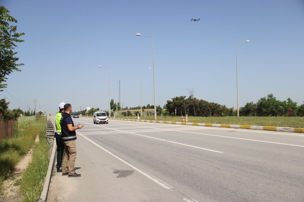 Eskişehir’de polis ekipleri tarafından drone destekli trafik denetlemesi yapıldı.