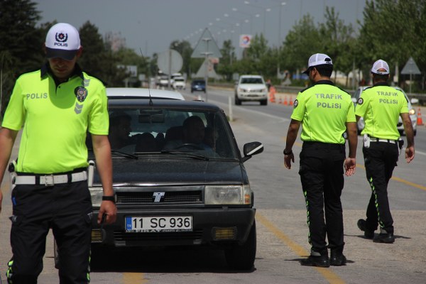 Eskişehir’de polis ekipleri tarafından drone destekli trafik denetlemesi yapıldı.