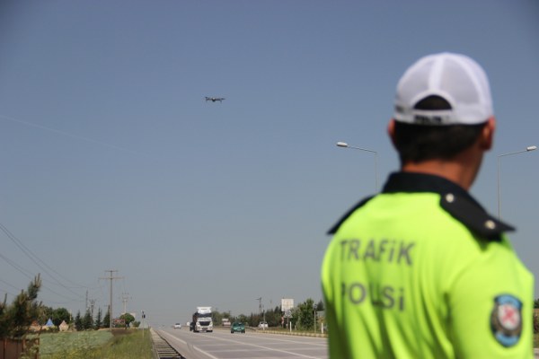 Eskişehir’de polis ekipleri tarafından drone destekli trafik denetlemesi yapıldı.