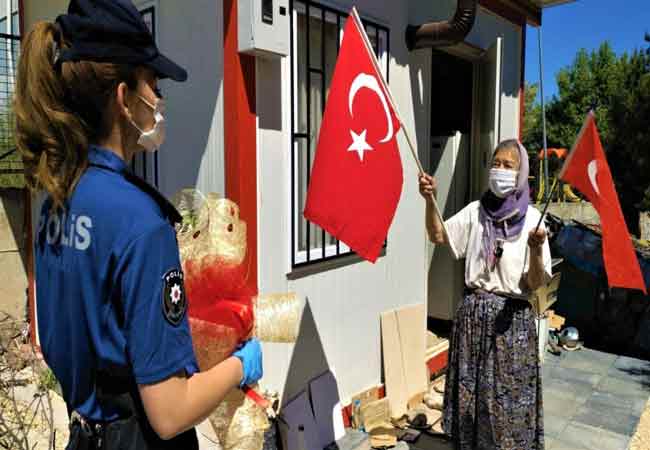 Ekipler öncelikle konteynerde yaşam mücadelesi veren 80 yaşındaki Zeynep Uyar’ı ziyaret etti. Polis ve bekçileri gören Zeynep nine, ekipleri Türk bayrakları ile kapıda karşıladı. Türk bayrağını öpüp alnına koyan Zeynep nine duygularını bu şekilde ifade etti. 