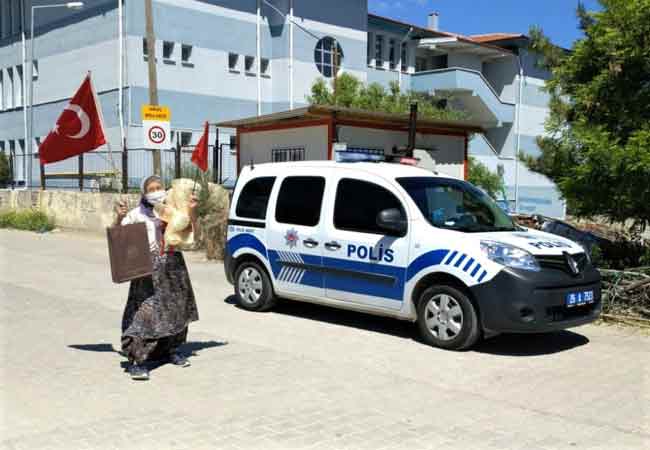 80’lik Zeynep nine, "Polis ekiplerine çok teşekkür ederim. Herkesin bayramı mübarek olun. Rabbim ortalık düzgünlüğü versin. Türkiye'miz sağ olsun. Ay yıldızlı Türk bayraklarımla sizleri seviyorum. Tüm emniyet teşkilatının bayramlarını kutlarım, daima mutlu olsunlar" dedi.