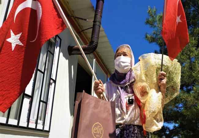 Zeynep nineden sonra kapısı çalınan 75 yaşındaki Ayşe Önder de, "Polisler bizi hiç unutmadılar Allah razı olsun. 2 aydır evdeyiz gerçekten hiç unutmadılar. Bayram biraz buruk geçiyor. Çocuğum geldi ben kronik hastayım diye elimi öpemedi. Allah böyle nasip etti buna da şükürler olsun sağlığımız yerinde. Elhamdülillah ülkemiz ayakta. İnşallah bu virüs bitecek. Rabbim devletimizden bin kere razı olsun" diye konuştu.