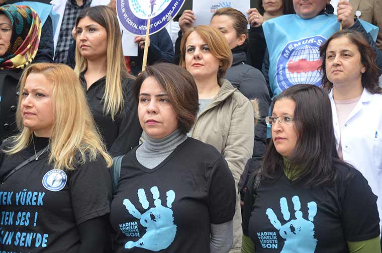 Sağlık Sen Eskişehir Şubesi Kadınlar Komisyonu üyeleri, Eskişehir Devlet Hastanesi Poliklinik girişinde hazırladıkları “Kadına Şiddete Hayır” panosuna boyalı ellerini kapıştırarak 'kadına şiddete hayır' işaretini oluşturdular.