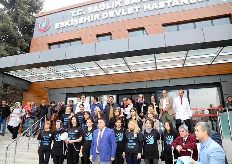 Sağlık Sen Eskişehir Şubesi Kadınlar Komisyonu üyeleri, Eskişehir Devlet Hastanesi Poliklinik girişinde hazırladıkları “Kadına Şiddete Hayır” panosuna boyalı ellerini kapıştırarak 'kadına şiddete hayır' işaretini oluşturdular.