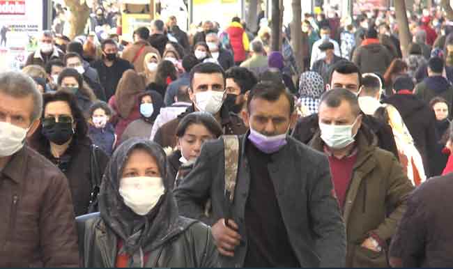 Genellikle maske kurallarına uyan, ancak sosyal mesafenin hiçe sayılarak insanların iç içe olması; açık alanda kalabalığın içinde oturarak yemek yemesi, sigara içmesi, sohbet etmesi gibi görüntüler, sadece 2 gün önce mutasyonlu virüs vakasının görüldüğü Eskişehir'de kentlilerin duyarsızlığının göstergesi oldu.