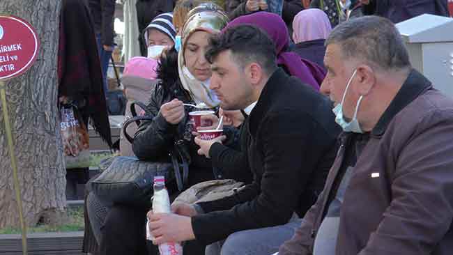 Özellikte Hamamyolu Caddesi’nde bulunan park alanlarında 7’den 70’e herkesin güneşli havada keyifle cadde ve sokakları doldurması, ‘Hayat Eve sığar’ uygulamasında kırmızıdan yeşile dönemeye başlayan Eskişehir’in geleceği açısından düşündürücü.