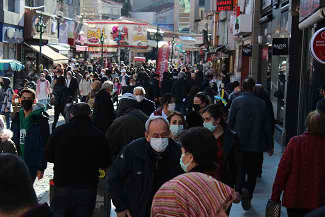 Eskişehir'de, Korona virüse (Covid-19) karşı alınan tedbirler kapsamında hafta sonu sokağa çıkma kısıtlamasının başlamasına saatler kala ortaya çıkan insan kalabalığı adeta pes dedirtti.