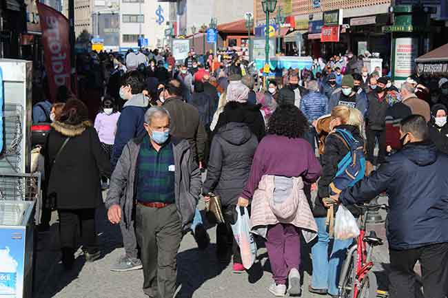 Eskişehir'de, Korona virüse (Covid-19) karşı alınan tedbirler kapsamında hafta sonu sokağa çıkma kısıtlamasının başlamasına saatler kala ortaya çıkan insan kalabalığı adeta pes dedirtti.