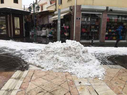 Eskişehir’de sabah saatlerinde etkili olan kar yağışı, kent merkezini beyaza bürürken, kepenk açan esnaf, dükkânının önünü küreklerle ve süpürgelerle temizledi.