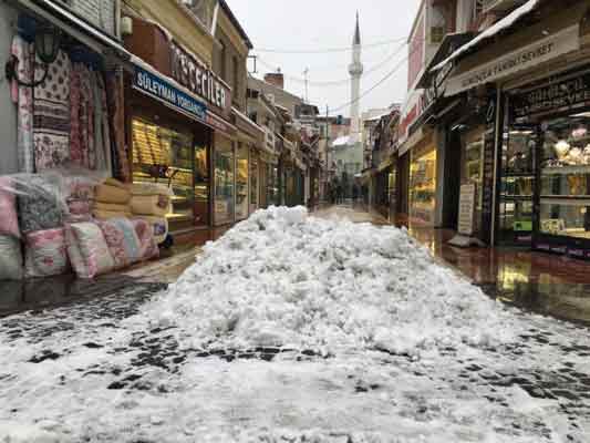 Eskişehir’de sabah saatlerinde etkili olan kar yağışı, kent merkezini beyaza bürürken, kepenk açan esnaf, dükkânının önünü küreklerle ve süpürgelerle temizledi.