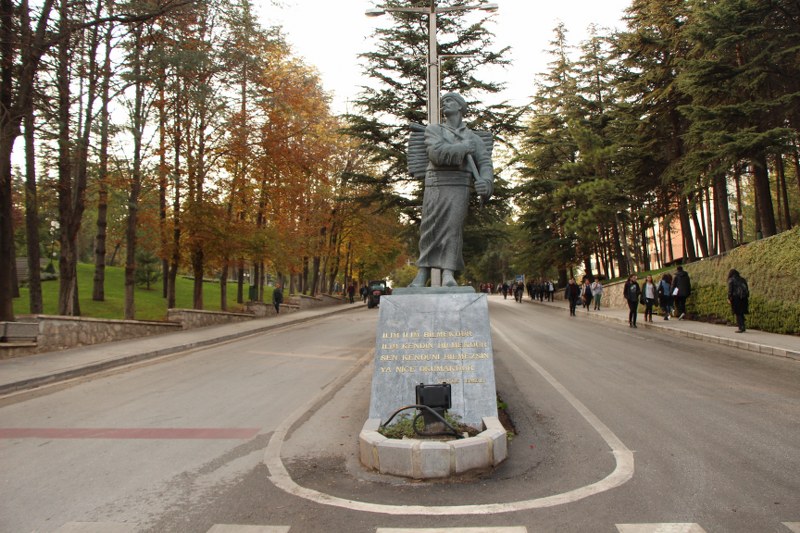 Eskişehir’de sonbahar aylarında soğuk havayla birlikte ortaya çıkan doğa renkleri adeta kartpostallık görüntüler oluşturdu. 