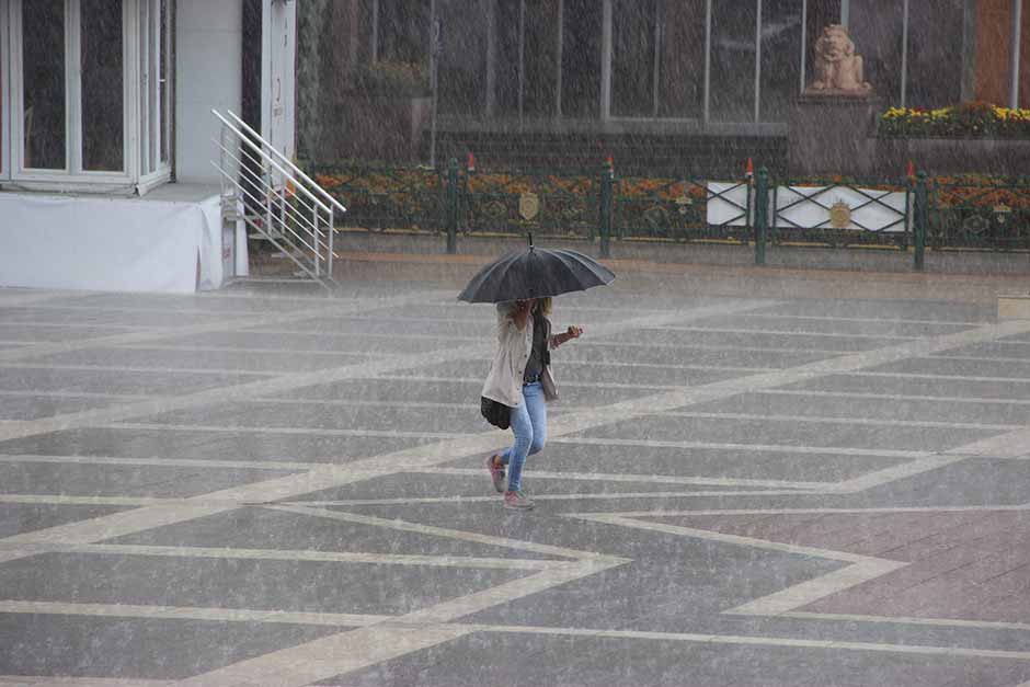 Eskişehir’de öğle saatlerinde başlayan sağanak yağmur hayatı olumsuz etkiledi. 