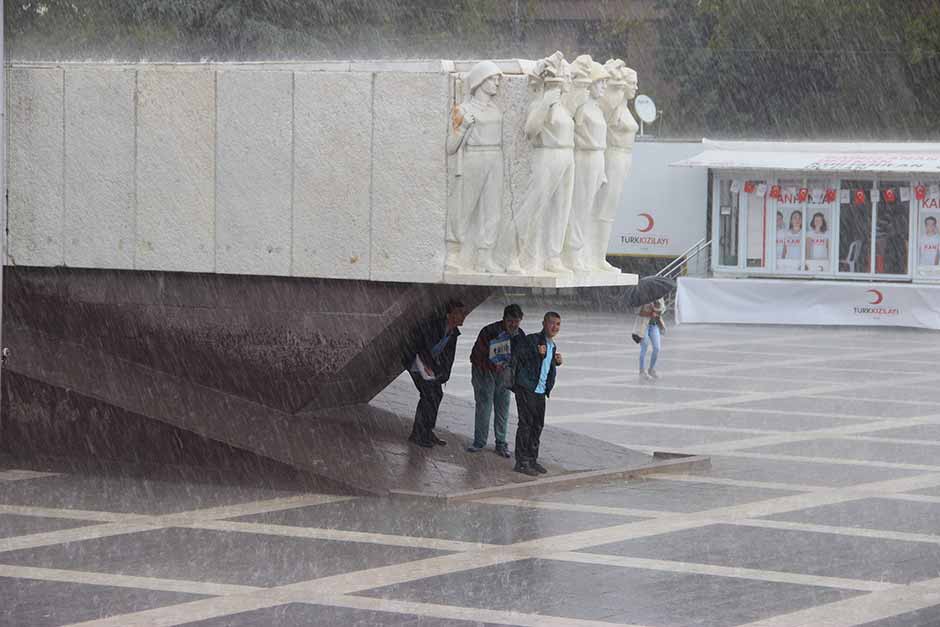 Eskişehir’de öğle saatlerinde başlayan sağanak yağmur hayatı olumsuz etkiledi. 