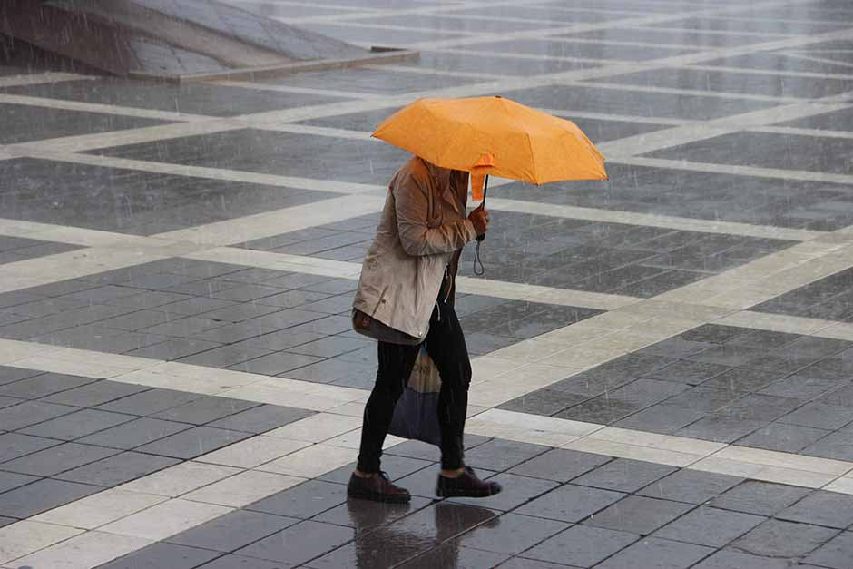 Eskişehir’de öğle saatlerinde başlayan sağanak yağmur hayatı olumsuz etkiledi. 