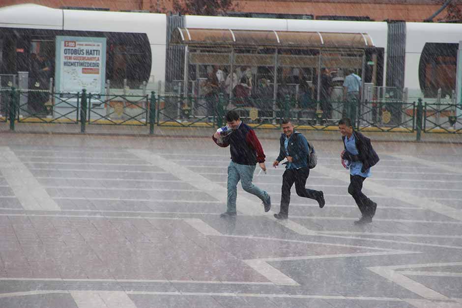 Eskişehir’de öğle saatlerinde başlayan sağanak yağmur hayatı olumsuz etkiledi. 