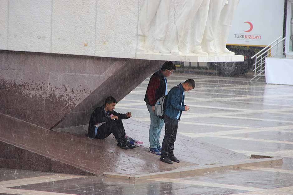 Eskişehir’de öğle saatlerinde başlayan sağanak yağmur hayatı olumsuz etkiledi. 