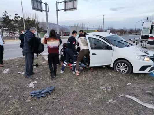  Olay yerine gelen 112 Acil Servis ekipleri yaralıyı ambulans ile...