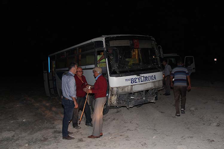 Eskişehir'in Alpu ilçesinde midibüs şoförü direksiyon hakimiyetini kaybetti. Kazada 1 kişi ölürken, 2'si ağır olmak üzere 14 kişi yaralandı. 