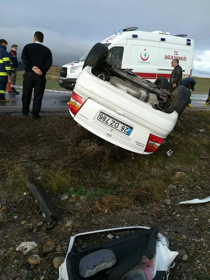 Eskişehir'in Seyitgazi ilçesinde meydana gelen trafik kazasında 3 kişi öldü, 2 kişi ağır yaralandı.