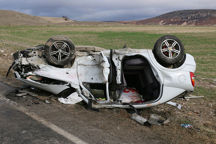 Eskişehir'in Seyitgazi ilçesinde meydana gelen trafik kazasında 3 kişi öldü, 2 kişi ağır yaralandı.