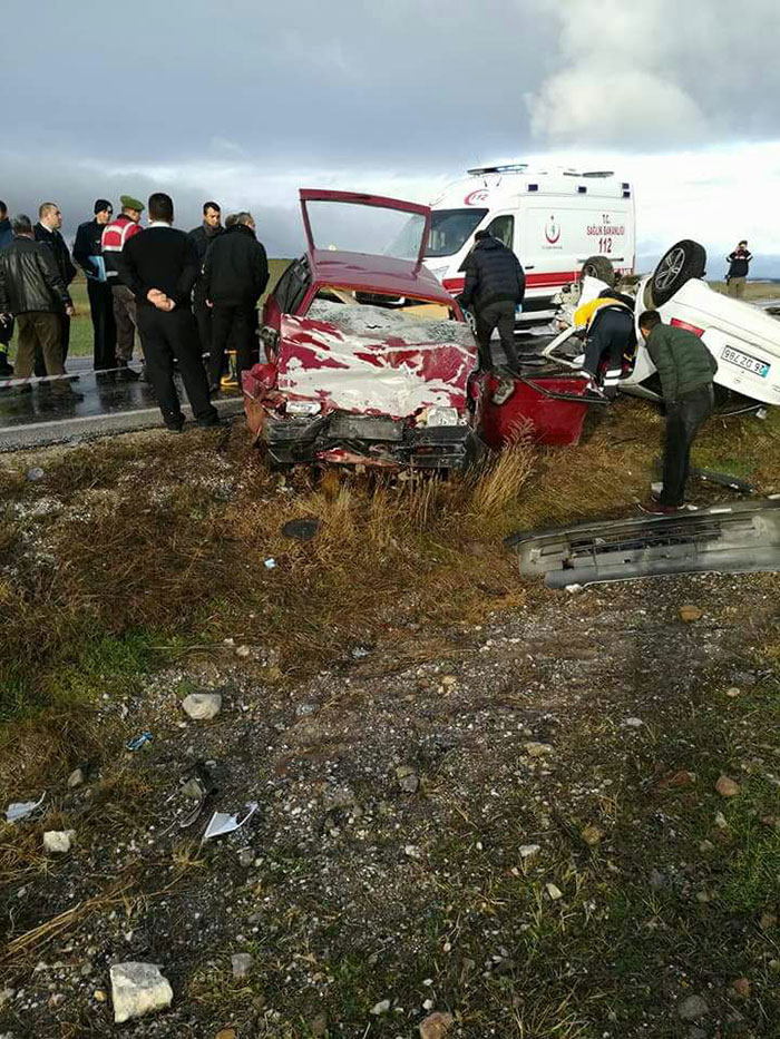 Eskişehir'in Seyitgazi ilçesinde meydana gelen trafik kazasında 3 kişi öldü, 2 kişi ağır yaralandı.