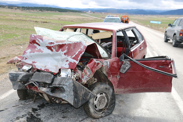 Eskişehir'in Seyitgazi ilçesinde meydana gelen trafik kazasında 3 kişi öldü, 2 kişi ağır yaralandı.