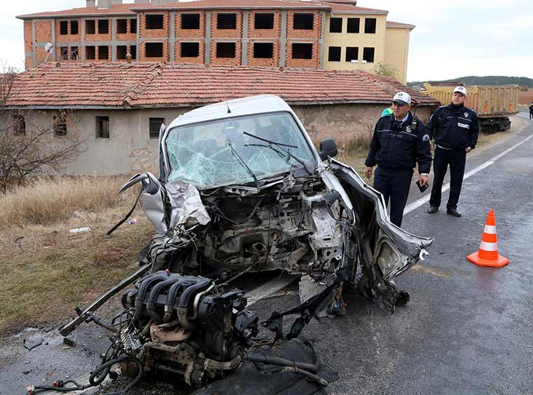 Eskişehir’de hafifi ticari araç ile kamyonun çarpışması sonucu meydana gelan trafik kazasında 5 kişi yaralandı. 