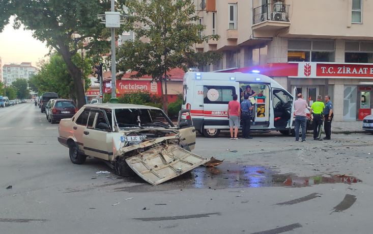 Eskişehir'de sabah saatlerinde meydana gelen trafik kazasında, 2 kişi ağır olmak üzere 5 kişi yaralanarak hastaneye sevk edildi. Kazada çarpışan araçlar ise kullanılamaz geldi.