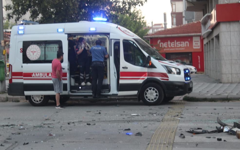 Çarpmanın etkisiyle ticari taksi karşı şeride geçerek durabildi. Olay yerine ihbar üzerine çok sayıda sağlık ve polis ekibi sevk edildi.