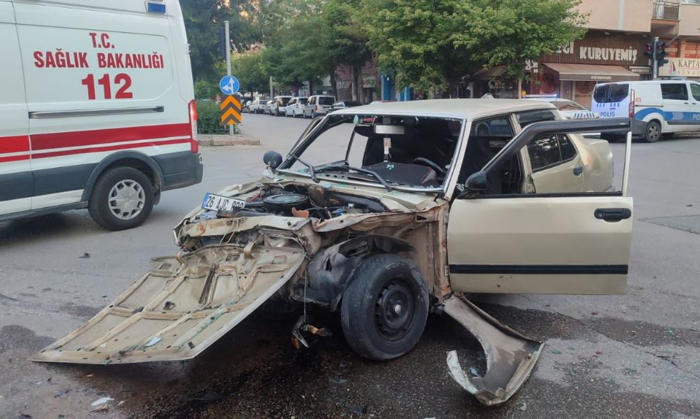 Yaralılardan Ö.D. ve E.A.'nın durumlarının ağır olduğu ve hayati tehlikelerinin bulunduğu bildirildi. Kazaya karışan her iki araç da kullanılamaz hale gelirken, polis ekipleri kaza ile ilgili inceleme başlattı.