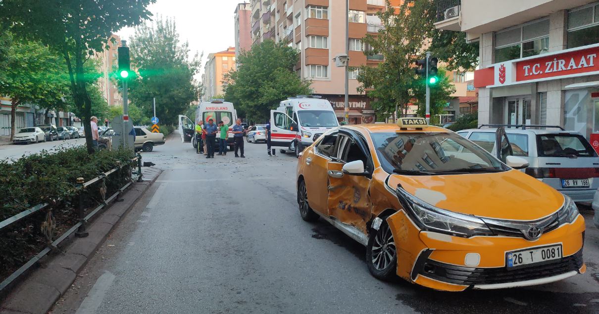 Eskişehir'de sabah saatlerinde meydana gelen trafik kazasında, 2 kişi ağır olmak üzere 5 kişi yaralanarak hastaneye sevk edildi. Kazada çarpışan araçlar ise kullanılamaz geldi.