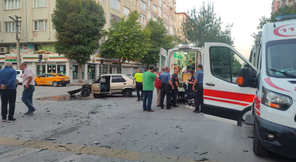 Eskişehir'de sabah saatlerinde meydana gelen trafik kazasında, 2 kişi ağır olmak üzere 5 kişi yaralanarak hastaneye sevk edildi. Kazada çarpışan araçlar ise kullanılamaz geldi.