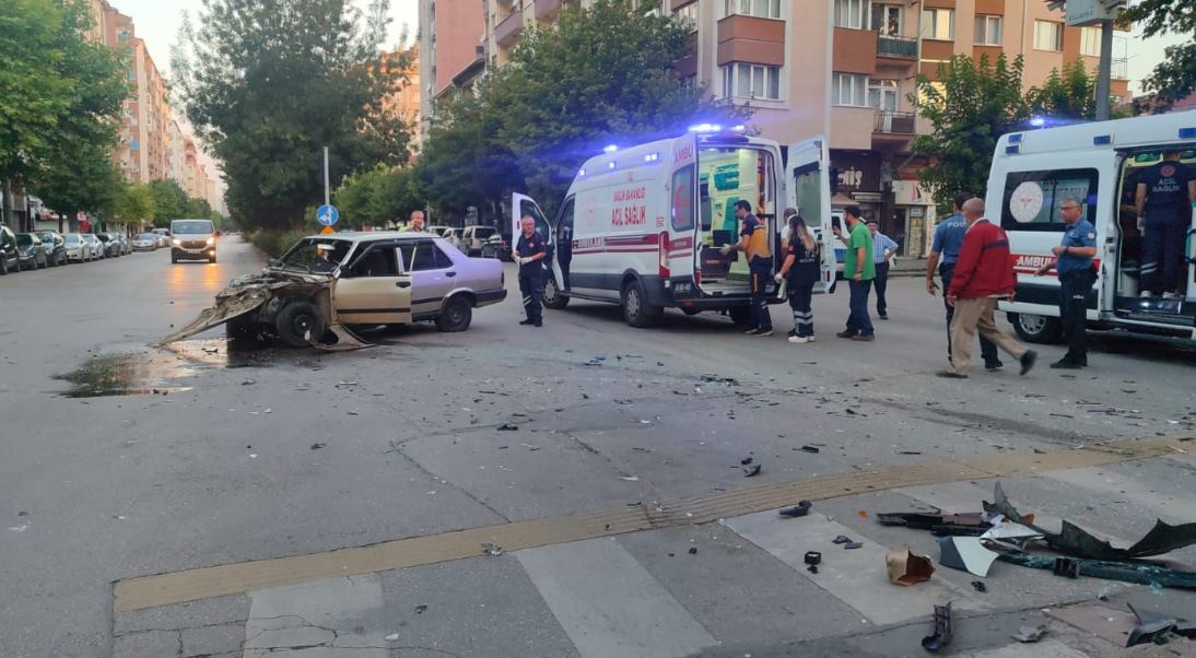 Eskişehir'de sabah saatlerinde meydana gelen trafik kazasında, 2 kişi ağır olmak üzere 5 kişi yaralanarak hastaneye sevk edildi. Kazada çarpışan araçlar ise kullanılamaz geldi.